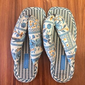 Farm Rio Floral Patterned Floppy Flip Flops - 9